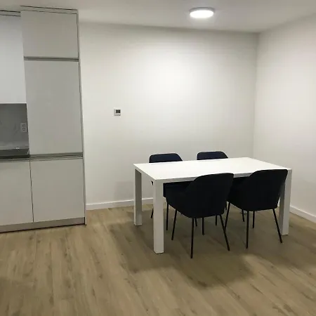 Apartment Central - With Garage *