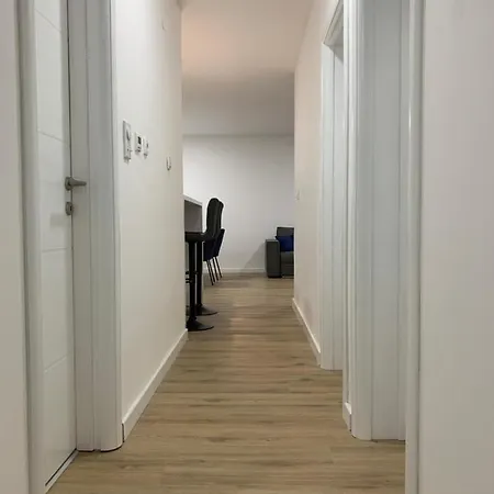 Apartment Central - With Garage *